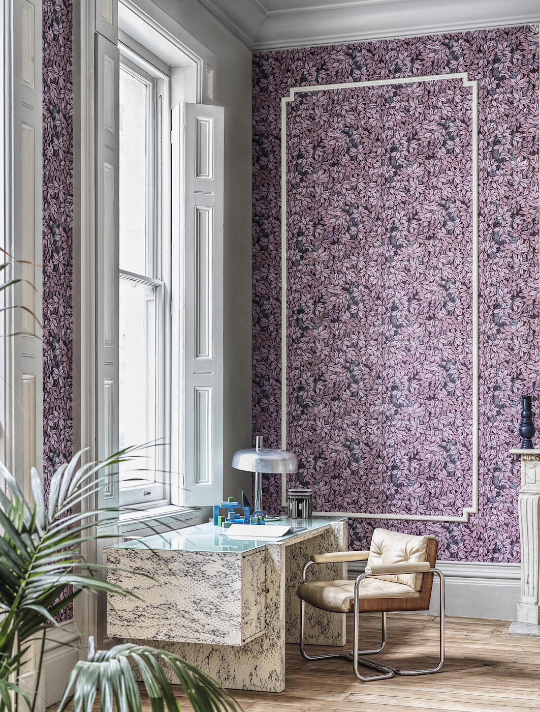 Foglie e Scimmie wallpaper in Blush Foglie e Scimmie wallpaper in Blush